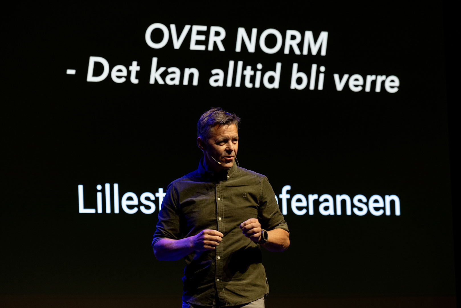 John Hammersmark på scenen under Lillestrømkonferansen 2024